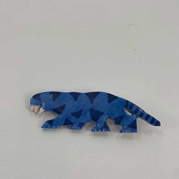 Vintage blue ceramic sabertooth tiger pin - Picture 1 of 3